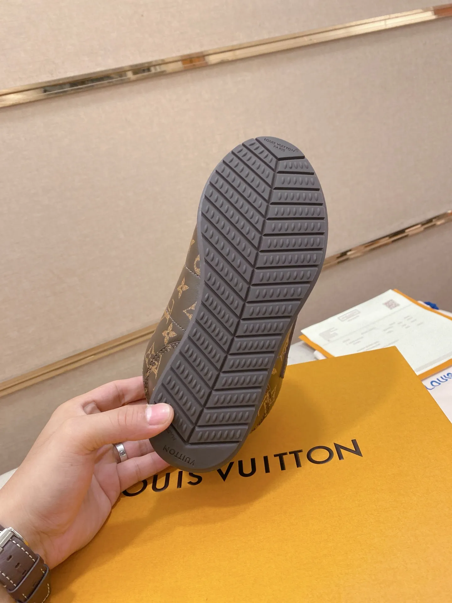 Men's shoes💰: Couple style 700💰LOUIS VUITTON Footint Soccer sneakers‼ ️ The top version, the same sneakers for LV couples. You will look fashionable when you wear them. This Footint Soccer sneaker was unveiled in the 2025 spring and summer series fashion show. The tongue is embellished with the Lvers United badge inspired by the football team. The rubber sole of the foot is decorated with multiple Louis Vuitton logos. The original latest packaging. Fabric: original imported cowhide. Lining: original imported breathable mesh. Foot pad: original injection molding pad. Outsole: original molded T combination outsole. Size: 35-45.